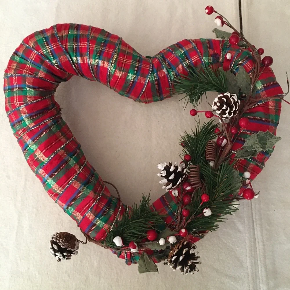 Christmas 🤶 🎅🏻 Heart Wreath Pine Cones Berries Needs a Touch Up